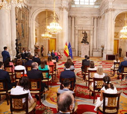 Vista general del Salón de Columnas durante la lectura de las semblanzas de los ciudadanos que recibieron las condecoraciones de la Orden del Mérito C