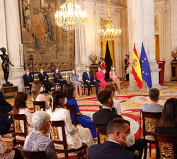 Vista general del Salón de Columnas durante la lectura de las semblanzas de los ciudadanos que recibieron las condecoraciones de la Orden del Mérito C