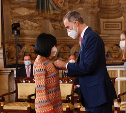 Su Majestad el Rey condecora con la Orden del Mérito Civil a Doña Cristina Crespo Miñana, investigadora en materiales de Zaragoza (Aragón)