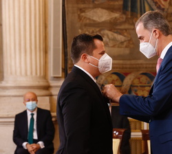 Su Majestad el Rey condecora con la Orden del Mérito Civil a Don Miguel Herrera, cocinero solidario de Algodonales, Cádiz (Andalucía)