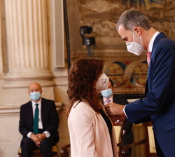 Su Majestad el Rey condecora con la Orden del Mérito Civil a Doña Nuria Cascales Picó, farmacéutica de Torremanzanas, Alicante (Comunidad Valenciana)