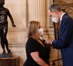 Su Majestad el Rey condecora con la Orden del Mérito Civil a Doña Cristina Díaz López, propietaria de una tienda de ultramarinos en la Comunidad de Ma