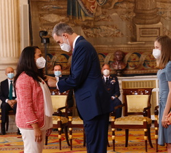 Su Majestad el Rey condecora con la Orden del Mérito Civil a Doña Yukonda Esparragoza Jiménez, gerente de una lavandería en Gran Canaria (Canarias)
