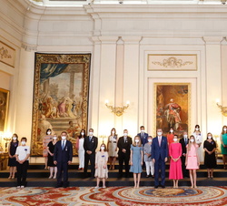Fotografía de grupo de la Familia Real con los condecorados