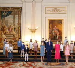 Fotografía de grupo de la Familia Real con los niños ganadores del concurso escolar “¿Qué es un Rey para ti?”