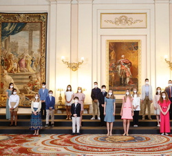Fotografía de grupo de Sus Altezas Reales la Princesa de Asturias y la Infanta Doña Sofía con los niños ganadores del concurso escolar “¿Qué es 