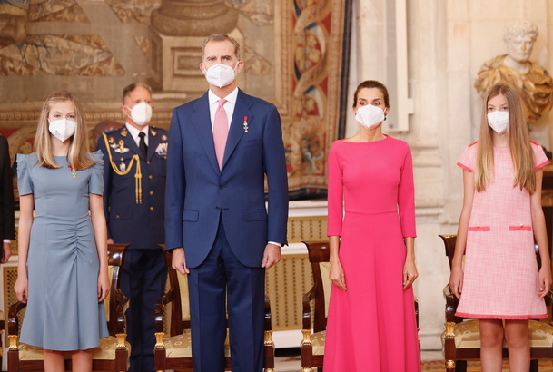 La Familia Real en el Salón de Columnas durante la interpretación del Himno Nacional