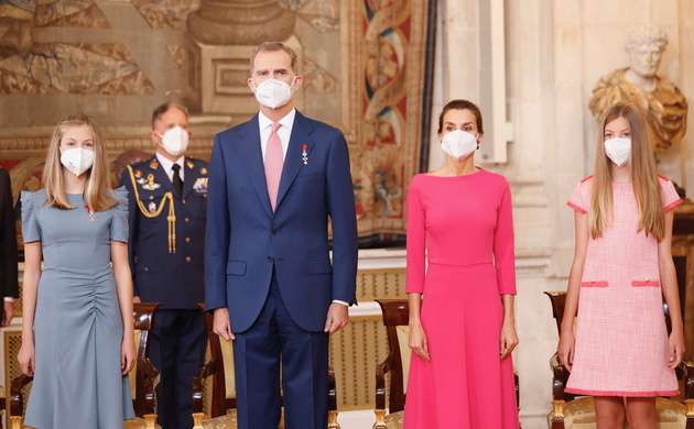 La Familia Real en el Salón de Columnas durante la interpretación del Himno Nacional