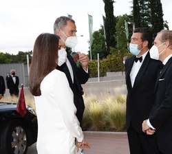 Sus Majestades los Reyes son recibidos a su llegada a la sede de ABC por el presidente de Vocento, Ignacio Ybarra, y el director del diario ABC, Juliá