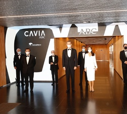 Fotografía de grupo de Sus Majestades los Reyes con el presidente de Vocento, el director de ABC, el presidente del Jurado, la consejera de Unicaja Ba