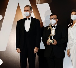 Don Felipe y Doña Letizia tras la entrega del Premio Mariano de Cavia a Javier Cercas 