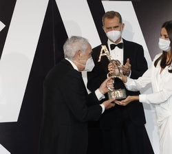 Doña Letizia hace entrega a José Maria Carrascal del Premio Luca de Tena