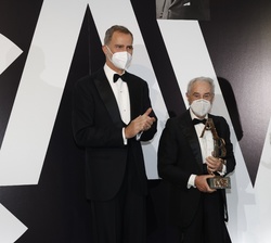 Sus Majestades los Reyes acompañados por José María Carrascal tras hacerle entrega del Premio Luca de Tena