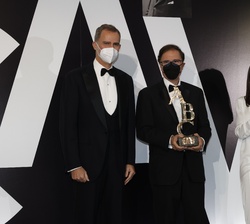 Don Felipe y Doña Letizia acompañados por Ricardo Martínez Ortega, "Ricardo", tras hacerle entrega del Premio Mingote