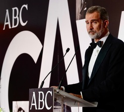 Su Majestad el Rey dirige unas palabras tras la entrega de los premios