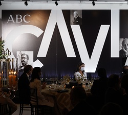Don Felipe dirige unas palabras tras entregar los premios "Mariano de Cavia", "Luca de Tena" y "Mingote"