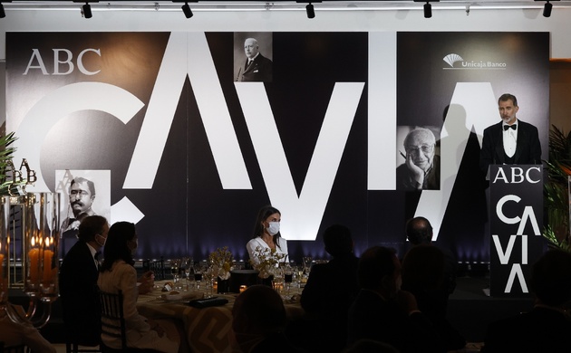 Don Felipe dirige unas palabras tras entregar los premios "Mariano de Cavia", "Luca de Tena" y "Mingote"