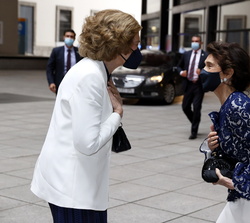 Su Majestad la Reina Doña Sofía recibe el saludo de la presidenta de la Escuela Superior de Música Reina Sofía, Paloma O'shea, a su llegada al act