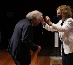 Su Majestad la Reina Doña Sofía impone la Medalla de Profesor Emérito al profesor Zakhar Bron, titular de la Catedra de Violín