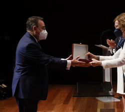 Su Majestad la Reina Doña Sofía hace entrega de la Medalla de Honor de la Escuela a Antonio Llardén, presidente de Enagás y miembro desde hace diez añ