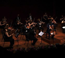 Orquesta Sinfónica Freixenet de la Escuela Reina Sofía bajo la batuta del maestro David Afkham, director principal de la Orquesta y Coro Nacionales de