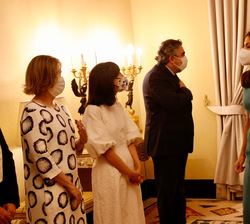 Sus Majestades los Reyes durante los saludos a las autoridades que les reciben