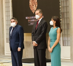 Sus Majestades los Reyes suben al escenario junto al ministro de Cultura y Deporte y la subsecretaria de Cultura y Deporte para la entrega de los gala