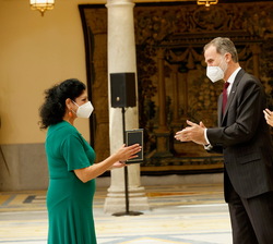 Don Felipe hace entrega de la medalla de oro al mérito de las Bellas Artes a Manuela Carrasco Salazar