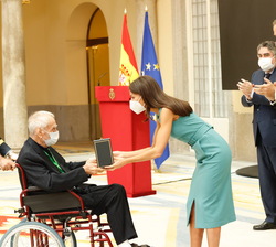 Su Majestad la Reina hace entrega del galardón a Ezio Frigerio