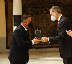 Don Felipe hace entrega de la medalla de oro al mérito de las Bellas Artes a Ángel León