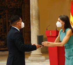 Doña Letizia hace entrega de la medalla de oro al mérito de las Bellas Artes a Francisco Martín a título póstumo, recoge la medalla Juan Carlso Vélez