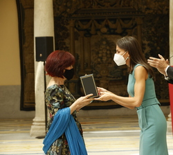 Doña Letizia hace entrega de la Medalla de Oro al Mérito de las Bellas Artes a Fátima Miranda