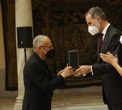 Su Majestad el Rey hace entrega del galardón a Luís Pasqual