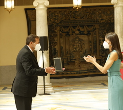 Doña Letizia hace entrega de la Medalla de Oro al Mérito de las Bellas Artes al Museo Vostell, recoge el galardón su director, Rafael Vostell