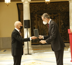 Don Felipe hace entrega de la Medalla de Oro al Mérito de las Bellas Artes a Normal Foster Foundation, recoge el galardón su presidente Norman Foster