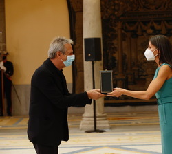 Doña Letizia hace entrega de la Medalla de Oro al Mérito de las Bellas Artes a Chema Madoz