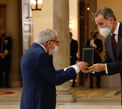 Don Felipe hace entrega de la Medalla de Oro al Mérito de las Bellas Artes a Juan Carrete