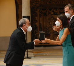 Su Majestad la Reina hace entrega del galardón a la Peña Flamenca La Platería, recoge la medalla su presidente, Jesús Plaza