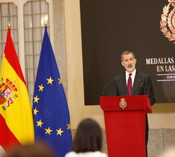 Su Majestad el Rey durante su intervención tras la entrega de las Medallas de Oro al Mérito de las Bellas Artes a los galardonados