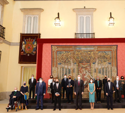 Fotografía de grupo de Sus Majestades los Reyes junto a las autoridades y galardonados con la Medalla de Oro al Mérito de las Bellas Artes de 2018