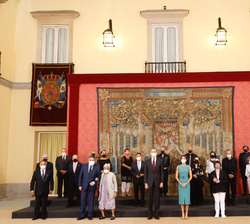 Fotografía de grupo de Sus Majestades los Reyes junto a las autoridades y galardonados con la Medalla de Oro al Mérito de las Bellas Artes de 2019