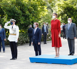 Su Majestad la Reina durante la interpretación del Himno Nacional