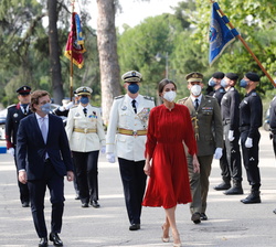 Su Majestad la Reina pasa revista a la formación al paso del Guión de la Policía Municipal