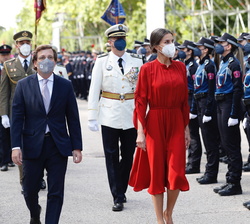 Su Majestad la Reina pasa revista a la formación al paso de una sección femenina de la Policía Municipal