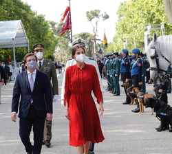 Su Majestad la Reina pasa revista a la formación al paso del Escuadrón de Caballería de la Guardia Real