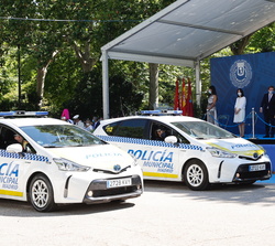 Su Majestad la Reina durante el desfile al paso de una sección de vehículos de cuatro ruedas de la Policía Municipal