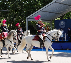 Su Majestad la Reina durante el desfile al paso del Escuadrón de Caballería de la Policía Municipal