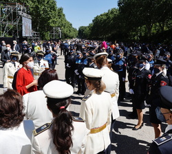 Su Majestad la Reina conversa con mujeres policías, con motivo del 50 aniversario de la incorporación de la mujer a este cuerpo municipal