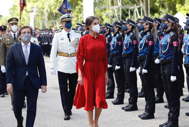Su Majestad la Reina pasa revista a la formación al paso de una sección femenina de la Policía Municipal