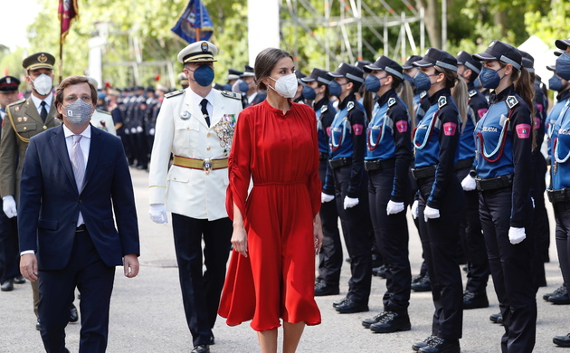 Su Majestad la Reina pasa revista a la formación al paso de una sección femenina de la Policía Municipal